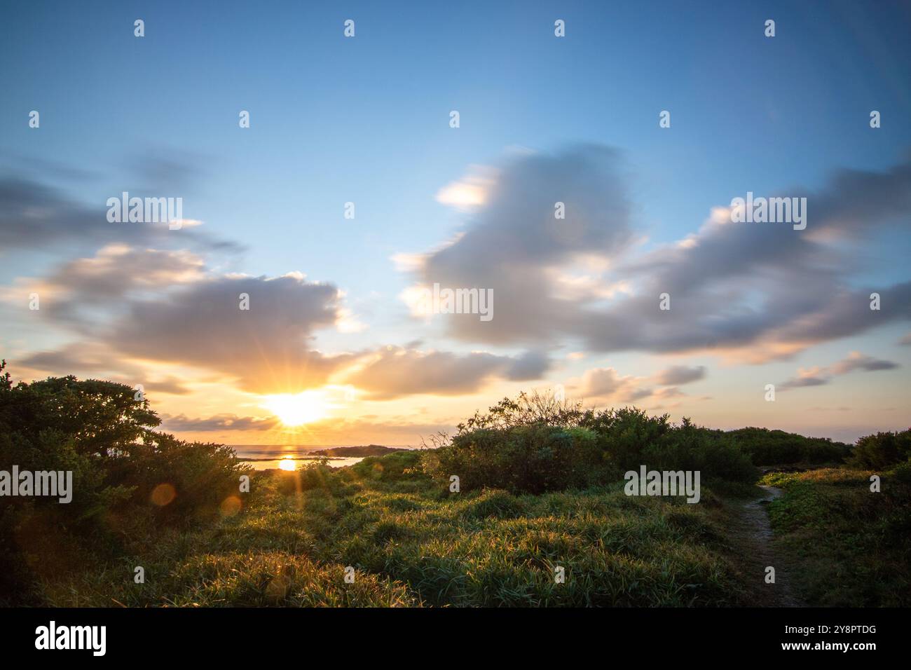 Sonnenaufgang auf einer Trauminsel. Urlaub am weißen Sandstrand mit türkisfarbenem Wasser, Trou d'Eau Douce, Mauritius, Afrika Stockfoto