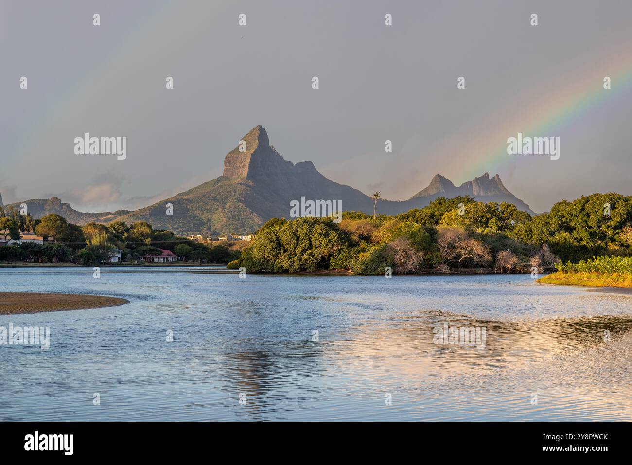 Eine Bucht an einem Fluss. Traumstrand im pastellfarbenen Sonnenuntergang auf einer Urlaubsinsel. Flacher Strand auf der Insel Mauritius, Tamarin Stockfoto