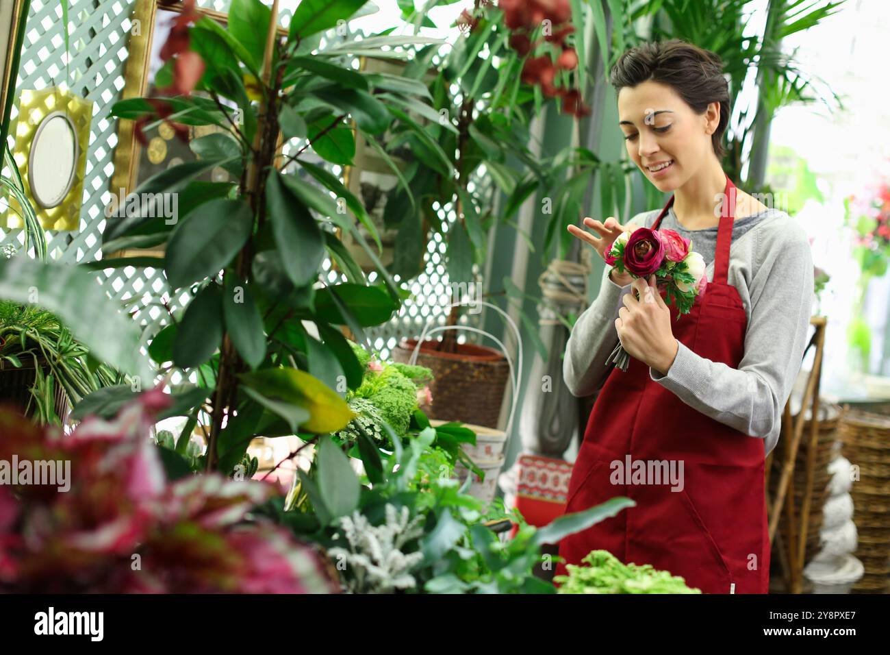 Florist im Blumengeschäft. Stockfoto