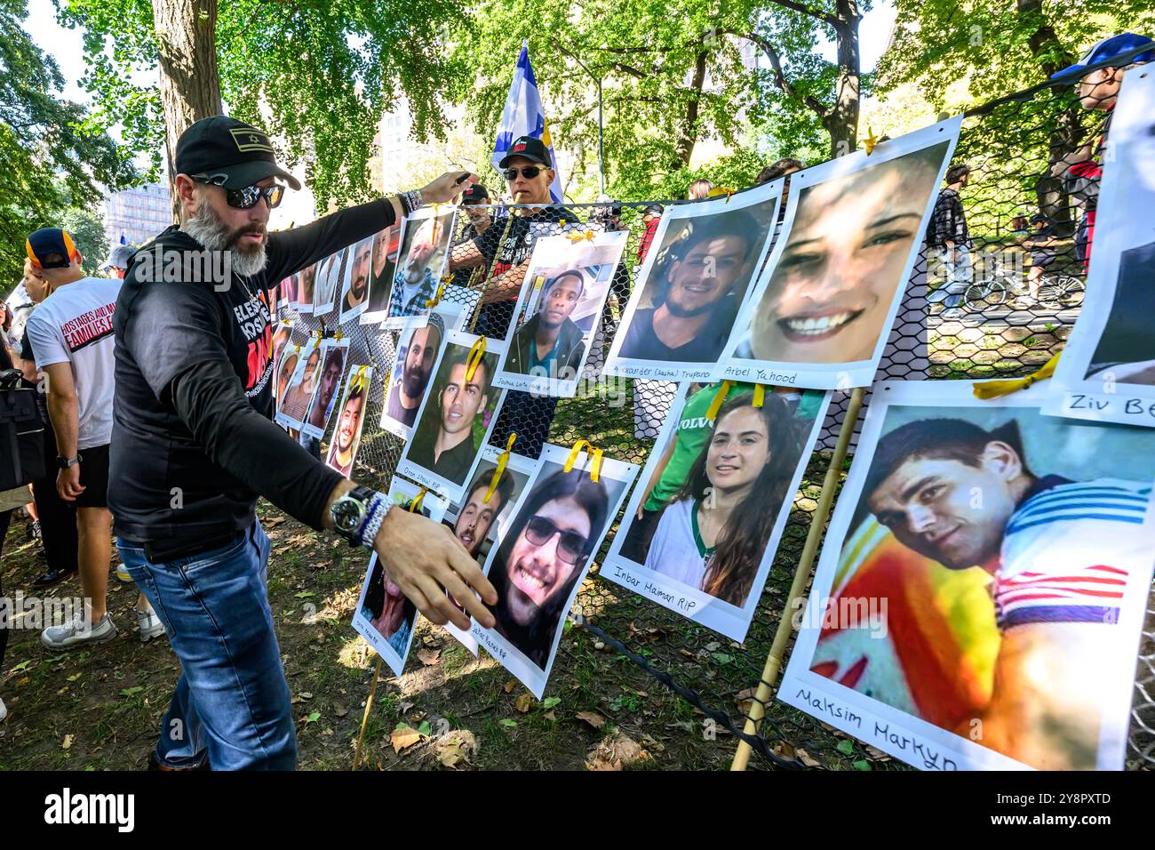 New York, USA. Oktober 2024. Familien von Geiseln, die am 7. Oktober 2023 von der Hamas entführt wurden, feiern den 366-tägigen Jahrestag ihrer 101 vermissten Verwandten mit einer Zeremonie im New Yorker Central Park. Die Leute posten Fotos ihrer vermissten Verwandten in einer „Mauer der Hoffnung“. Quelle: Enrique Shore/Alamy Live News Stockfoto