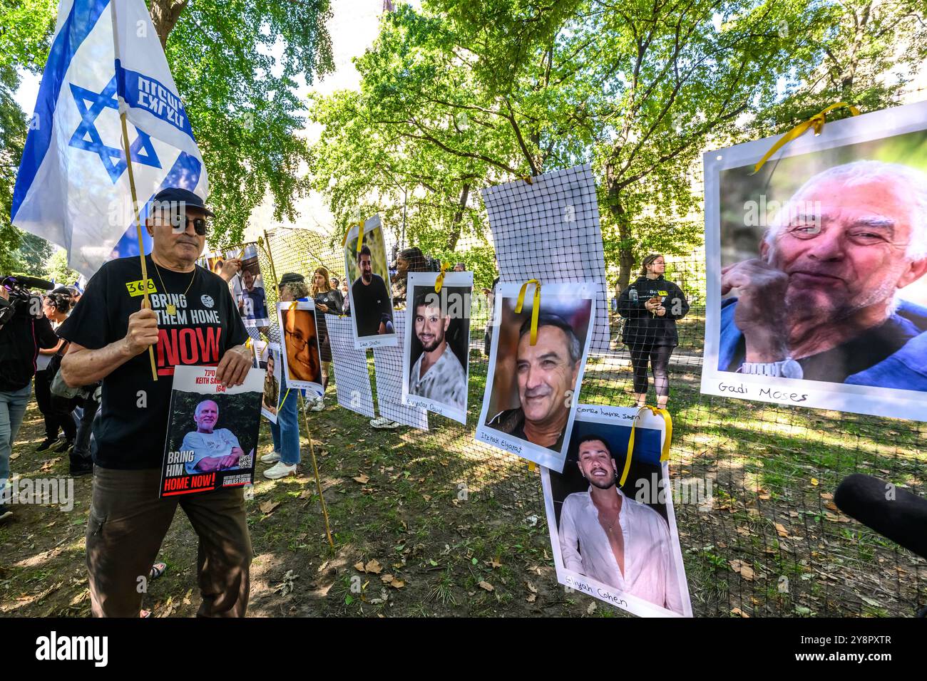New York, USA. Oktober 2024. Familien von Geiseln, die am 7. Oktober 2023 von der Hamas entführt wurden, feiern den 366-tägigen Jahrestag ihrer 101 vermissten Verwandten mit einer Zeremonie im New Yorker Central Park. Die Leute posten Fotos ihrer vermissten Verwandten in einer „Mauer der Hoffnung“. Quelle: Enrique Shore/Alamy Live News Stockfoto