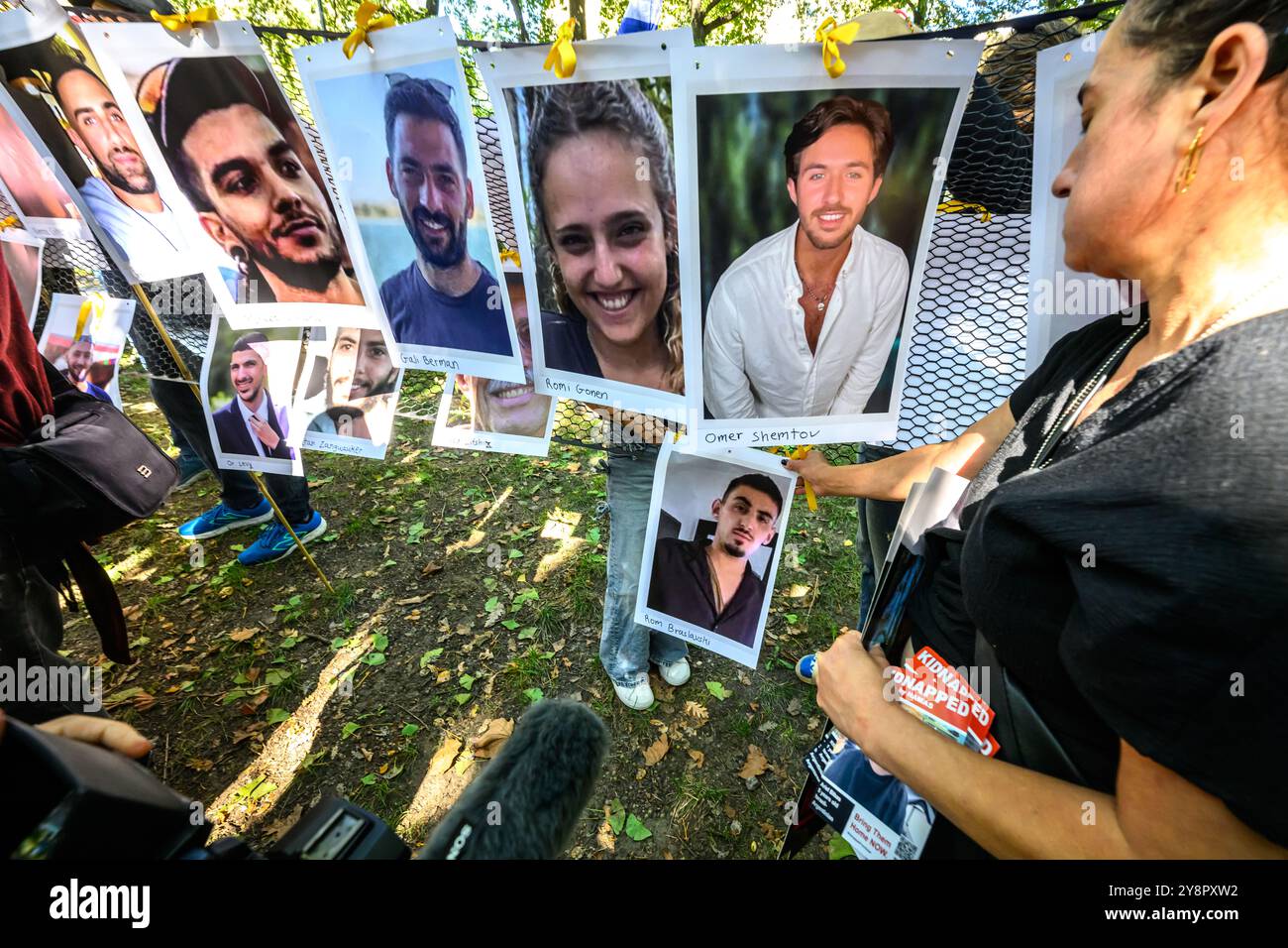 New York, USA. Oktober 2024. Familien von Geiseln, die am 7. Oktober 2023 von der Hamas entführt wurden, feiern den 366-tägigen Jahrestag ihrer 101 vermissten Verwandten mit einer Zeremonie im New Yorker Central Park. Die Leute posten Fotos ihrer vermissten Verwandten in einer „Mauer der Hoffnung“. Quelle: Enrique Shore/Alamy Live News Stockfoto