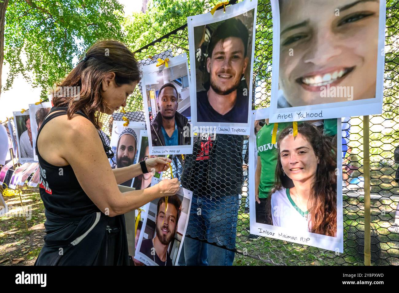 New York, USA. Oktober 2024. Familien von Geiseln, die am 7. Oktober 2023 von der Hamas entführt wurden, feiern den 366-tägigen Jahrestag ihrer 101 vermissten Verwandten mit einer Zeremonie im New Yorker Central Park. Die Leute posten Fotos ihrer vermissten Verwandten in einer „Mauer der Hoffnung“. Quelle: Enrique Shore/Alamy Live News Stockfoto