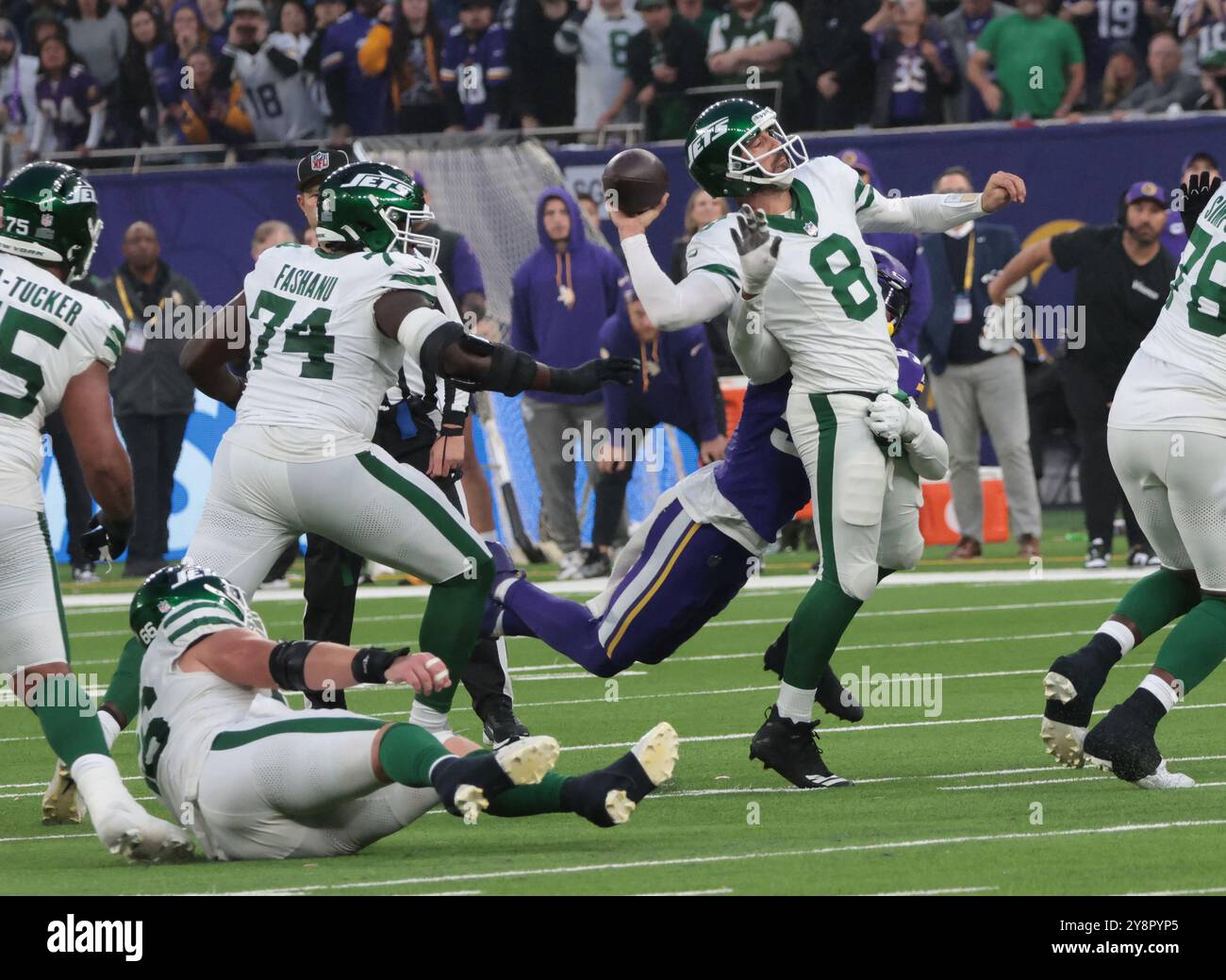 London, Großbritannien. Oktober 2024. Aaron Rodgers wirft den Fußball in ihrem Spiel gegen die Minnesota Vikings in der White Hart Lane in London am Sonntag, den 6. Oktober 2024. Vikings besiegten die Jets mit 23:17. Foto: Hugo Philpott/UPI Credit: UPI/Alamy Live News Stockfoto