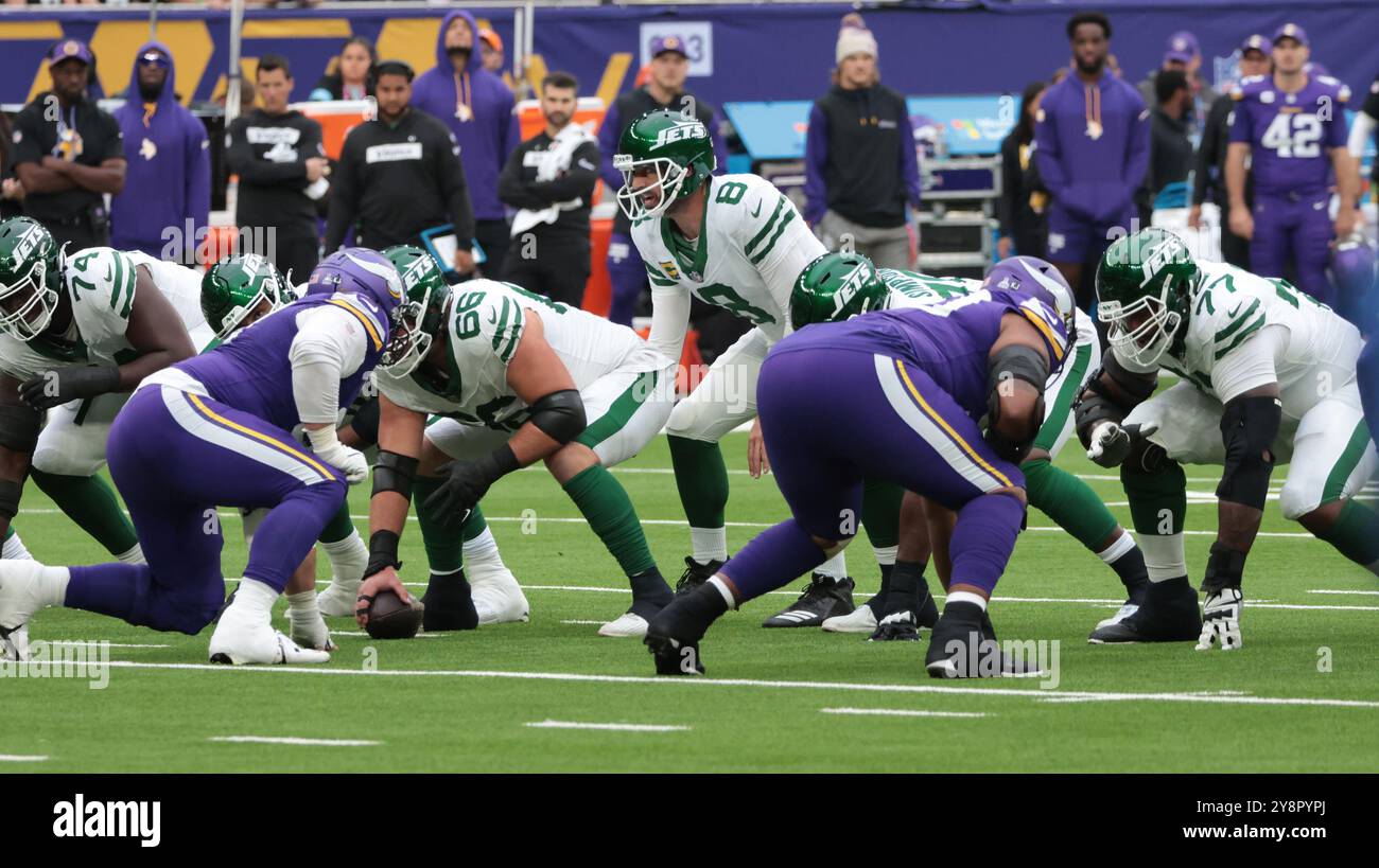 London, Großbritannien. Oktober 2024. Der New York Jets Quarter Back Aaron Rodgers erhält den Fußball in ihrem Spiel gegen die Minnesota Vikings in der White Hart Lane in London am Sonntag, den 6. Oktober 2024. Vikings besiegten die Jets mit 23:17. Foto: Hugo Philpott/UPI Credit: UPI/Alamy Live News Stockfoto