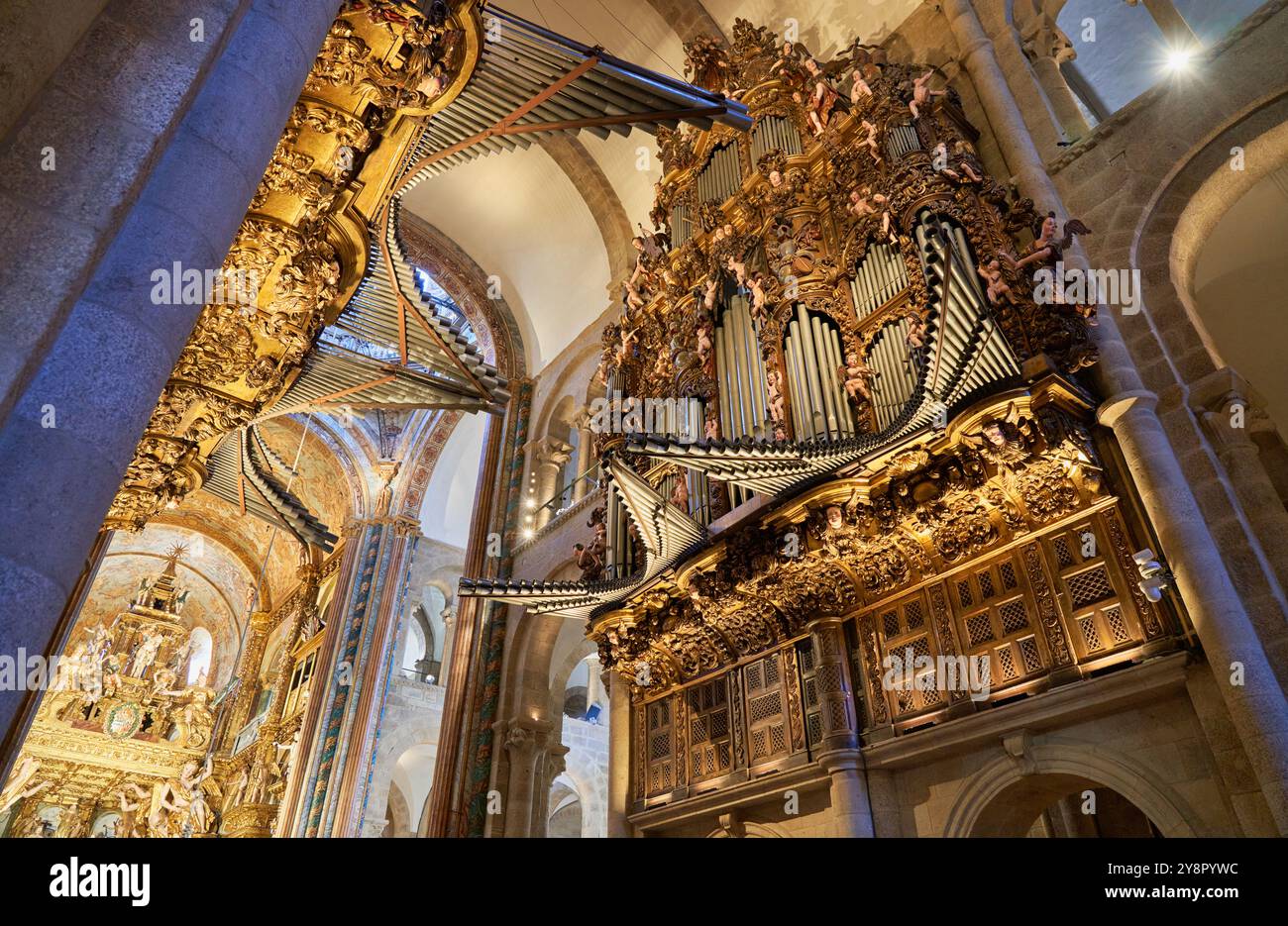 Die Orgel der Kathedrale, Santiago de Compostela, A Coruña, Galicien, Spanien. Die Pfeifenorgel der Kathedrale von Santiago de Compostela gilt als die größte, komplexeste und resonanteste in Spanien. Das im 17. Jahrhundert geschaffene Instrument gilt als eines der Schmuckstücke des barocken Hammerorgelbaus in Spanien. Die Rohre bestehen aus massivem Nussbaum und sind in mehreren großen Hallen angeordnet. Die Windversorgung wird durch ein komplexes System von Windkästen aus vier-Kolben-Balgen, die von zwei großen Wasserturbinen angetrieben werden, gewährleistet. Die Orgel enthält mehrere traditionelle und originale Elemente, Togeth Stockfoto