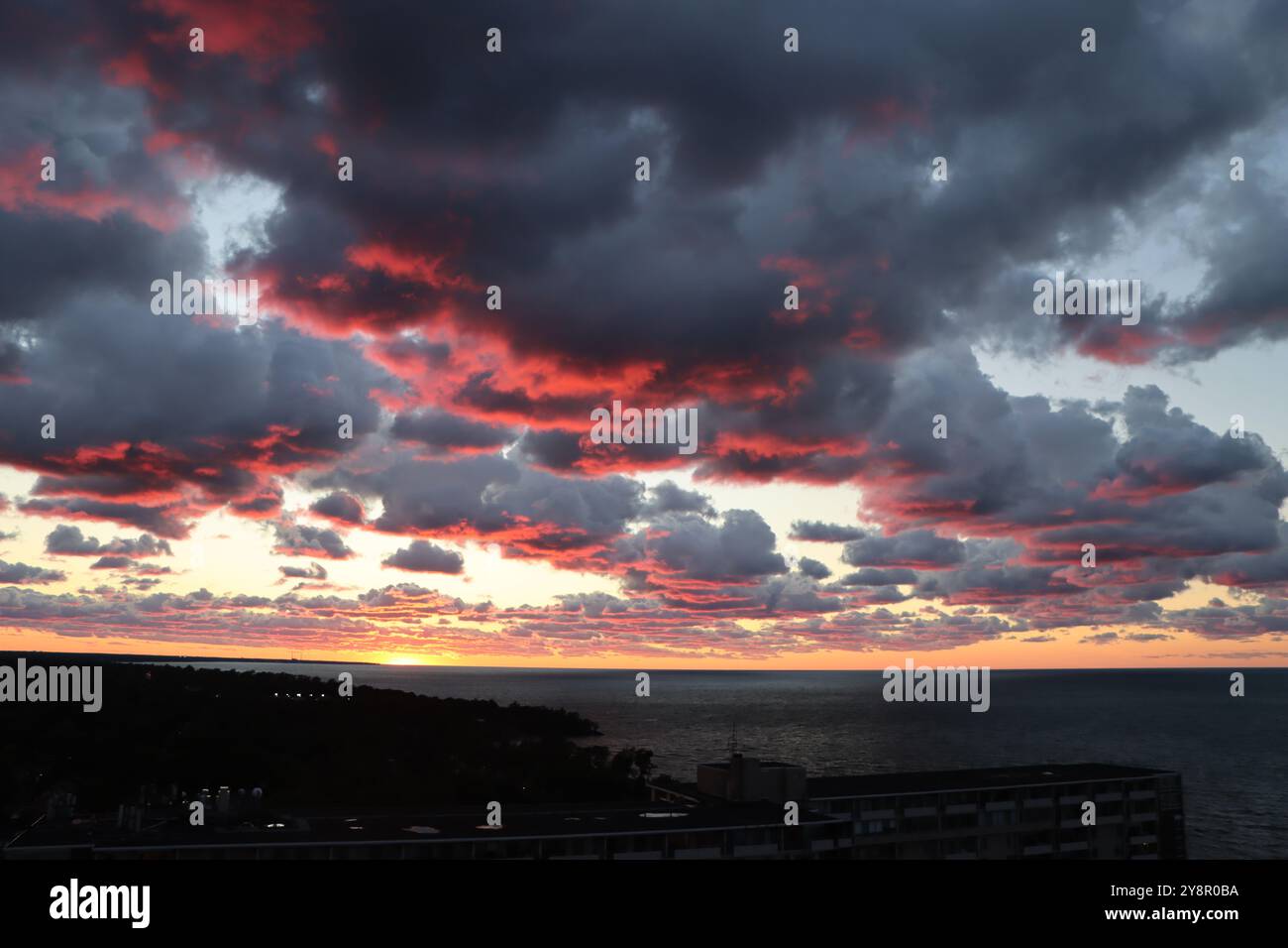 Dramatische Wolkenformationen nach Sonnenuntergang über dem Eriesee in Lakewood/Cleveland am 7. September 2024 Stockfoto