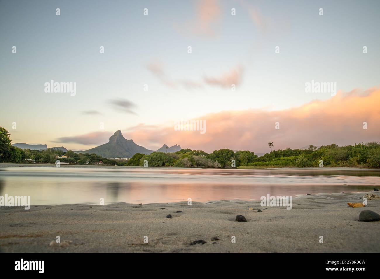 Eine Bucht an einem Fluss. Traumstrand im pastellfarbenen Sonnenuntergang auf einer Urlaubsinsel. Flacher Strand auf der Insel Mauritius, Tamarin Stockfoto