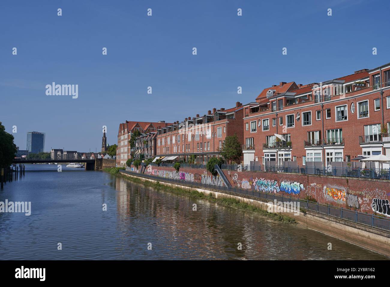 Bremen, Deutschland - 1. September 2024 - Backsteinhäuser am Teerhof an einem sonnigen Sommertag Stockfoto