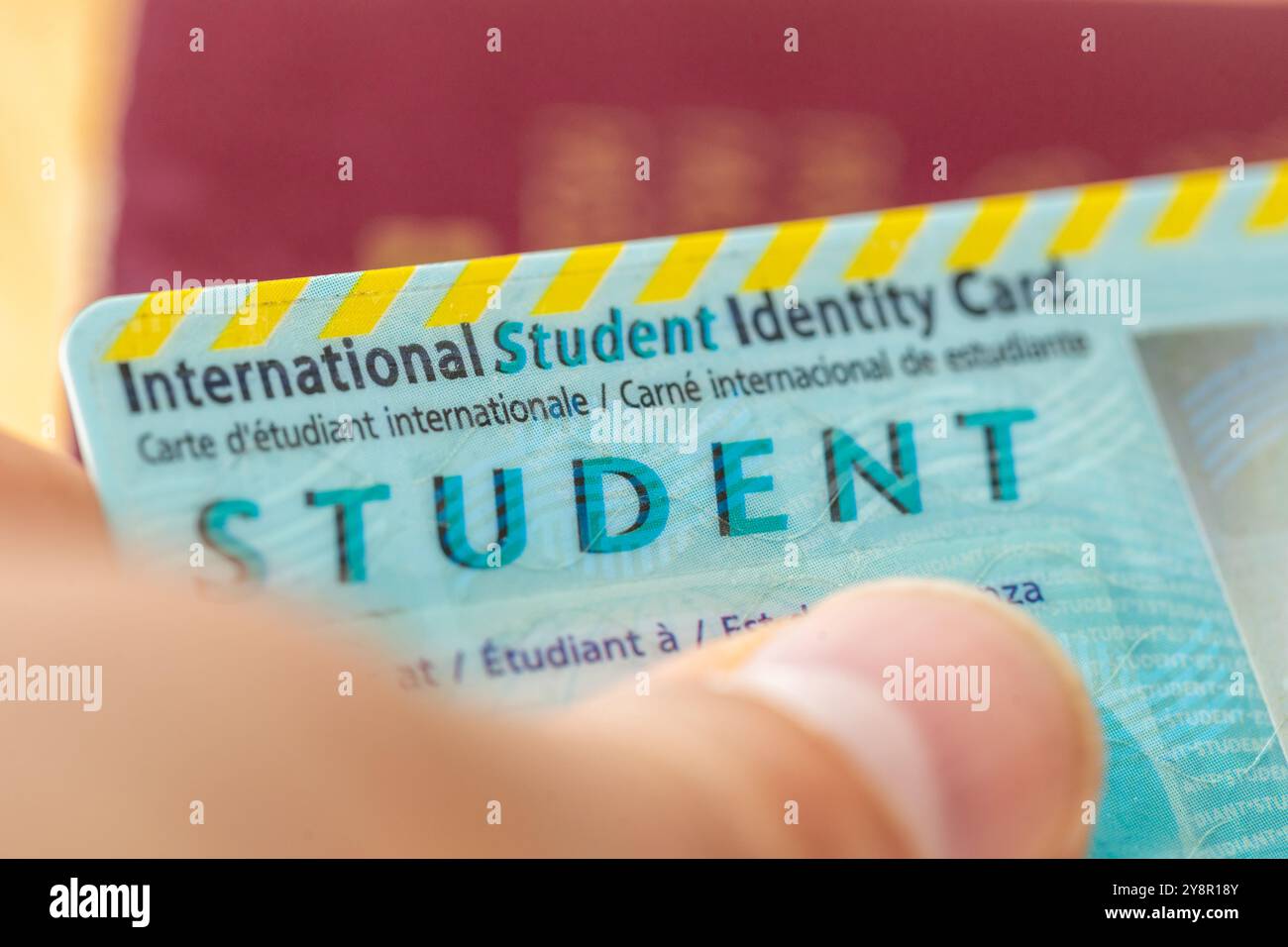 Internationaler Studentenausweis (ISIC) in der Hand eines Studenten im Ausland Stockfoto