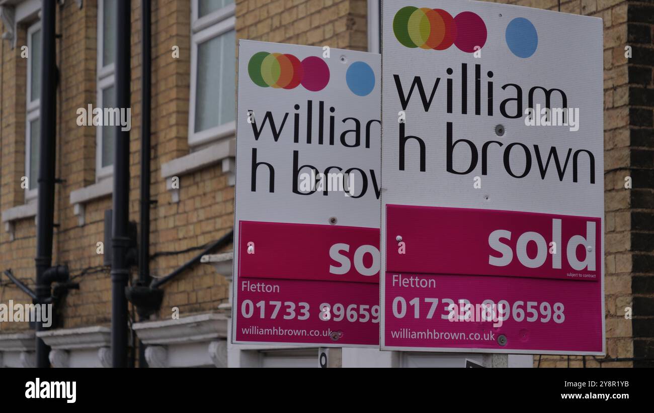 Wohneigentum zum Verkauf in Peterborough mit Schild für Immobilienmakler vor dem Haus. Stockfoto