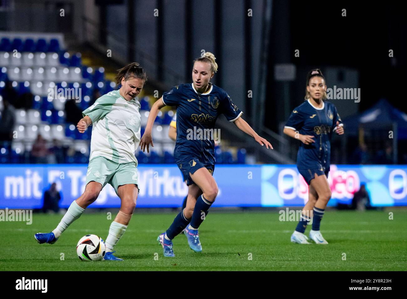 Vanessa Diehm (TSG Hoffenheim, #32) im Zweikampf mit Rieke Dieckmann (Werder Bremen, #22), GER, TSG 1899 Hoffenheim vs. SV Werder Bremen, Google Pixel Frauen Bundesliga, 5. Spieltag, Saison 2024/2025, 06.10.2024 DFB-Vorschriften verbieten jede Verwendung von Fotografien als Bildsequenzen und/oder Quasi-Video Foto: Eibner-Pressefoto/Michael Memmler Stockfoto