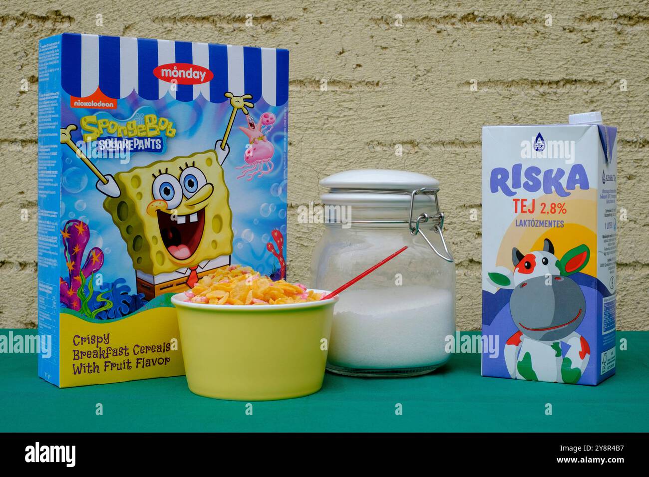 Schachtel mit montag spongebob squarepants Frühstückszerealien mit Schüssel Zucker Milch auf dem Tisch Stockfoto