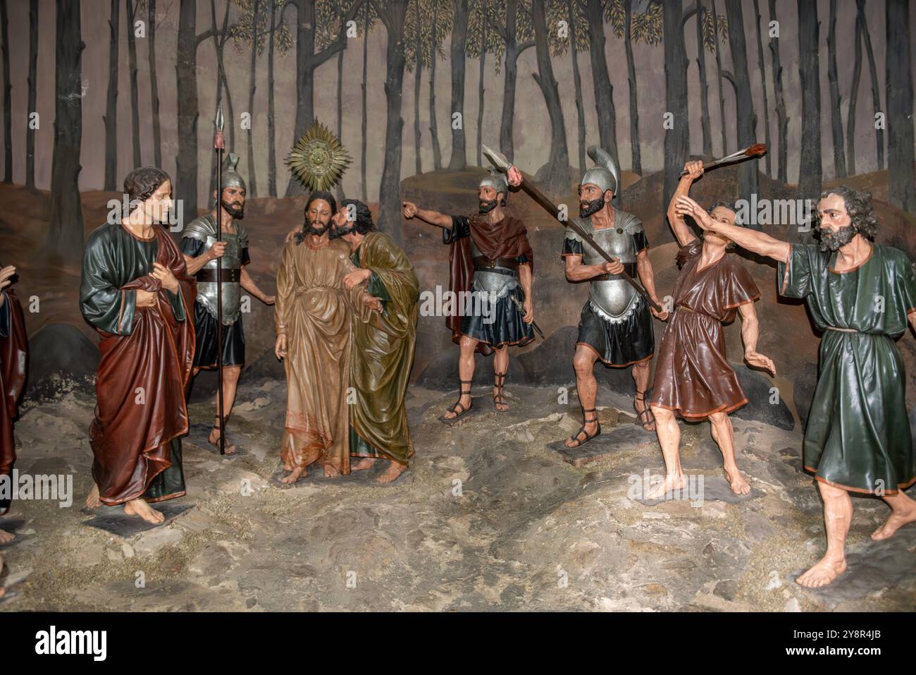 Das Innere einer der berühmten Kapellen der Basilika de Bom Jesus do Monte, Portugal, zeigt lebensechte Figuren, die Judas zeigen, wie er Christus küsst und ihn verrät Stockfoto Das Innere einer der berühmten Kapellen der Basilika de Bom Jesus do Monte, Portugal, zeigt lebensechte Figuren, die Judas zeigen, wie er Christus küsst und ihn verrät Stockfoto