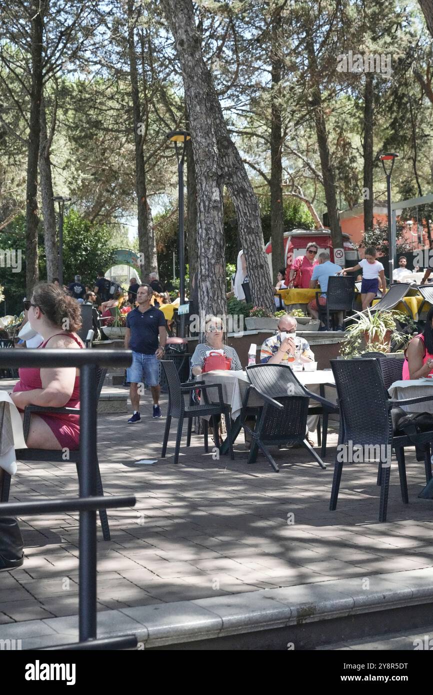 Das Faliero Torta d’ la Maria ist ein großes Restaurant, eine Bar und ein Nachtclub in der Nähe des Trasimeno-Sees in Perugia, Umbrien, Italien. Essbereich im Freien. Stockfoto