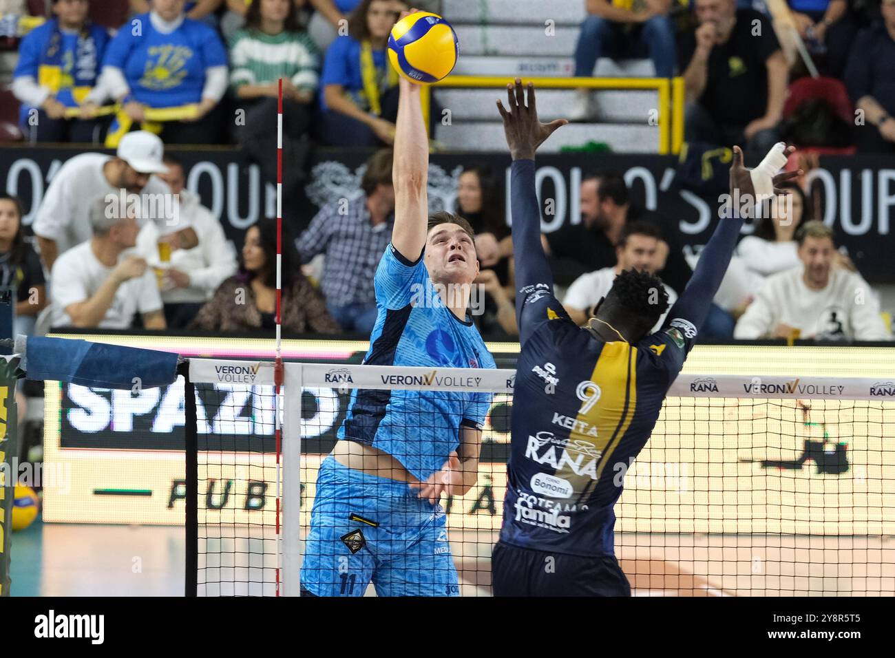 Spike von Theo Faure aus Cisterna Volley während des Spiels zwischen Rana Verona und Cisterna Volley, reguläre Saison der SuperLega Italian Volleyball Championship 2024/2025, im Pala AGSM-AIM in Verona, Italien am 6. Oktober 2024. Stockfoto