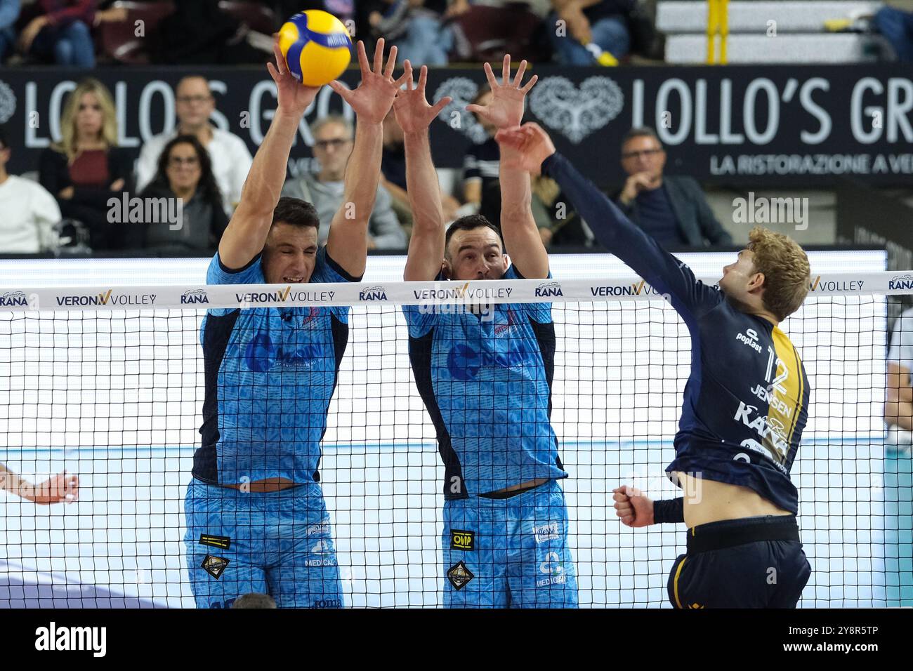 Block von Daniele Mazzone von Cisterna Volley während des Spiels zwischen Rana Verona und Cisterna Volley, reguläre Saison der SuperLega Italian Volleyball Championship 2024/2025, im Pala AGSM-AIM in Verona, Italien am 6. Oktober 2024. Stockfoto