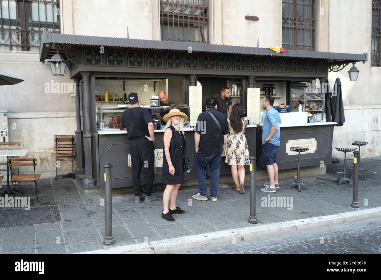 Die Antica Salumeria Granieri Amato ist ein kleiner Imbissstand auf der Piazza Giacomo Matteotti in Perugia, Umbrien, Italien. Die besten Porchetta-Sandwiches. Stockfoto