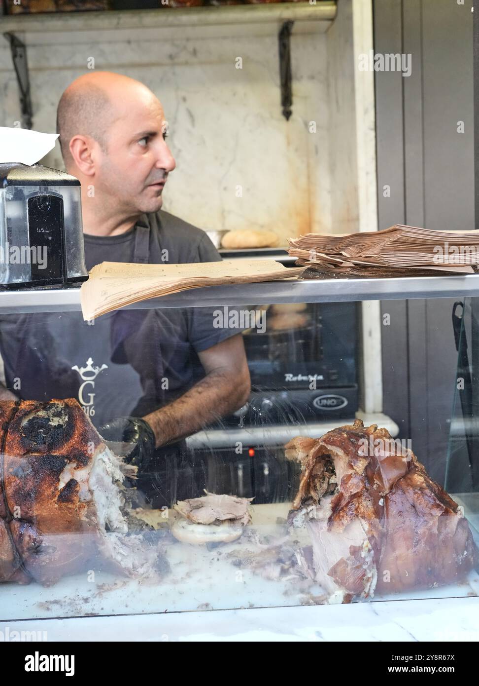 Die Antica Salumeria Granieri Amato ist ein kleiner Imbissstand auf der Piazza Giacomo Matteotti in Perugia, Umbrien, Italien. Die besten Porchetta-Sandwiches. Stockfoto