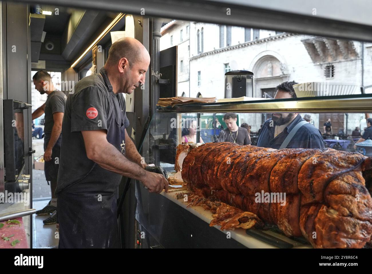 Die Antica Salumeria Granieri Amato ist ein kleiner Imbissstand auf der Piazza Giacomo Matteotti in Perugia, Umbrien, Italien. Die besten Porchetta-Sandwiches. Stockfoto