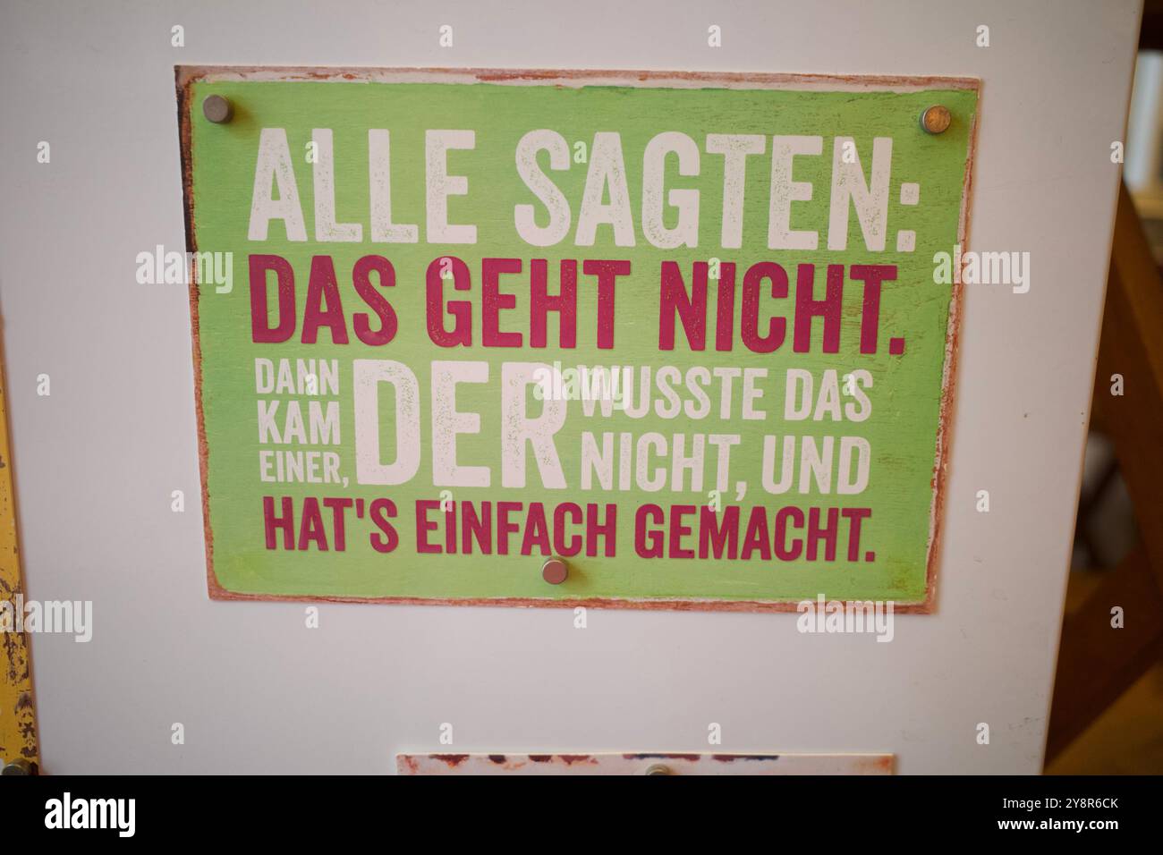 Ein deutsches Zitat auf einer Postkarte. DA STEHT, JEDER SAGTE: DAS IST NICHT MÖGLICH. Dann kam jemand, der das nicht wusste und es einfach tat. Stockfoto