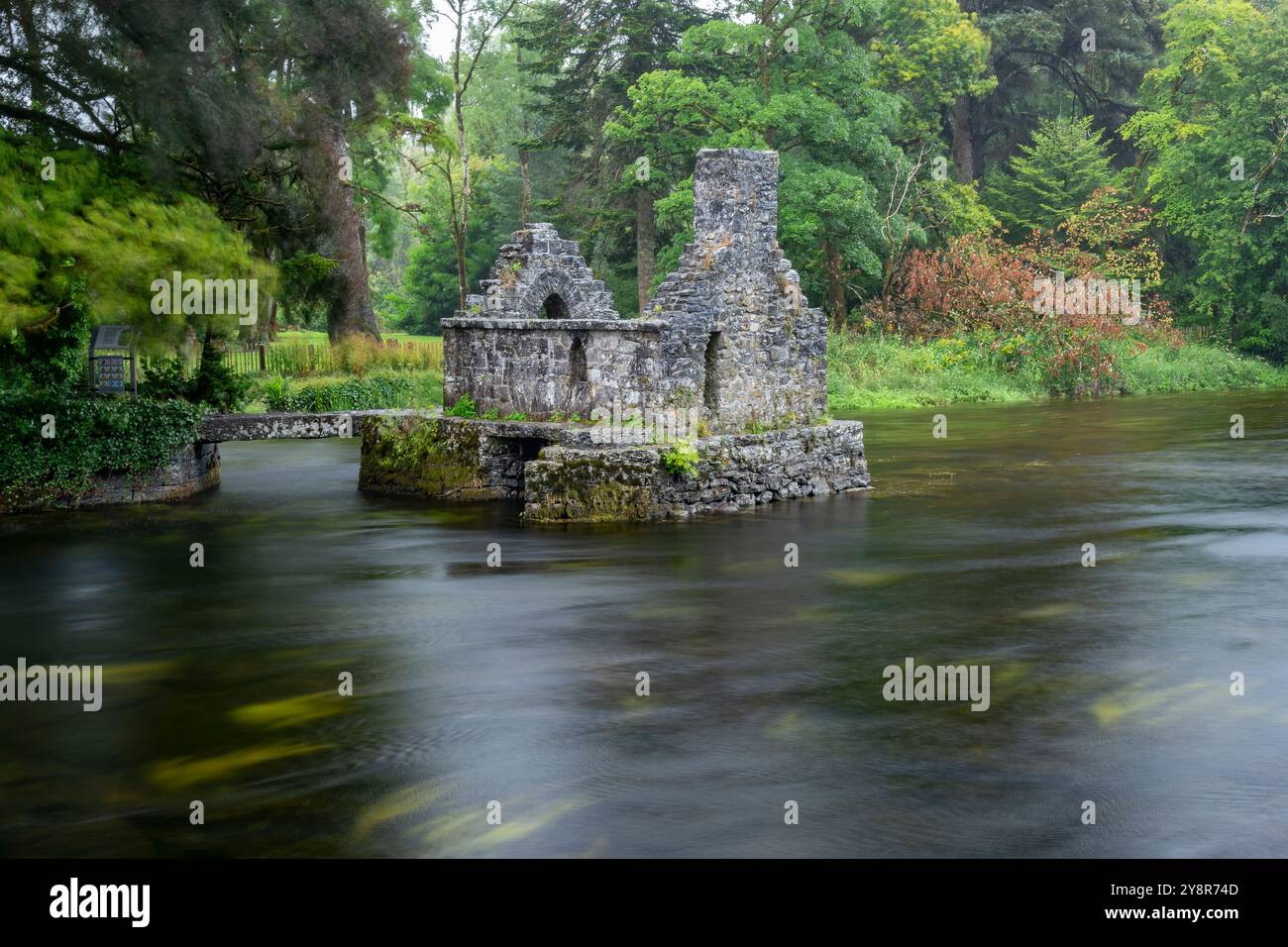 Bezauberndes Steinmonk's Fishing House am Fluss Cong in der Cong Abbey, Irland an einem regnerischen Tag Stockfoto