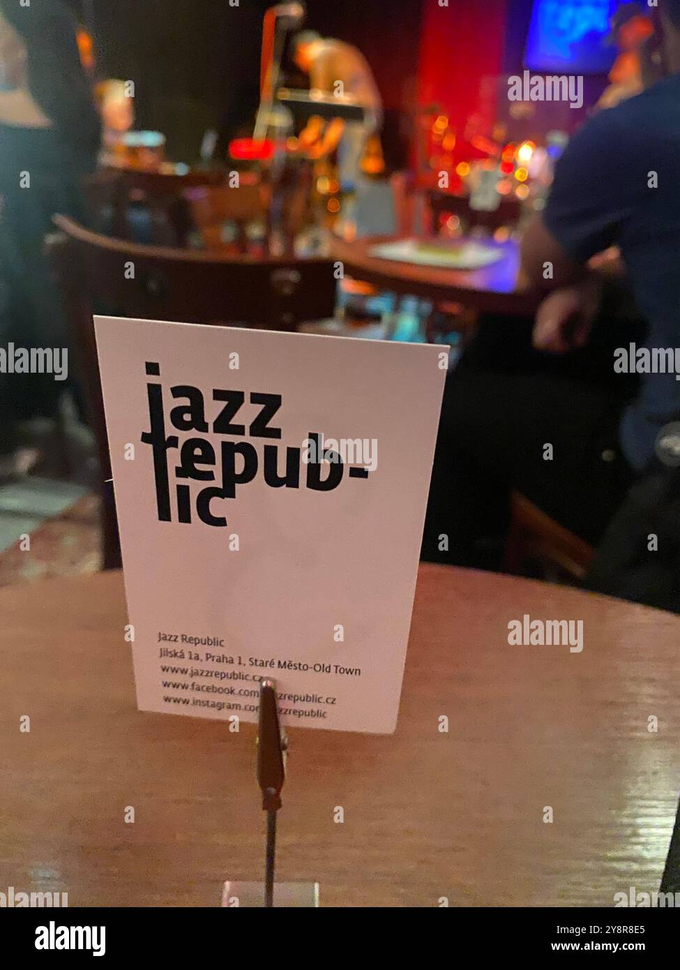 Jazz Republic Jazz Club Interior, Publikum erwartet die Jazzmusiker zu Beginn des Auftritts, Prag, Tschechische Republik, 2024 Stockfoto