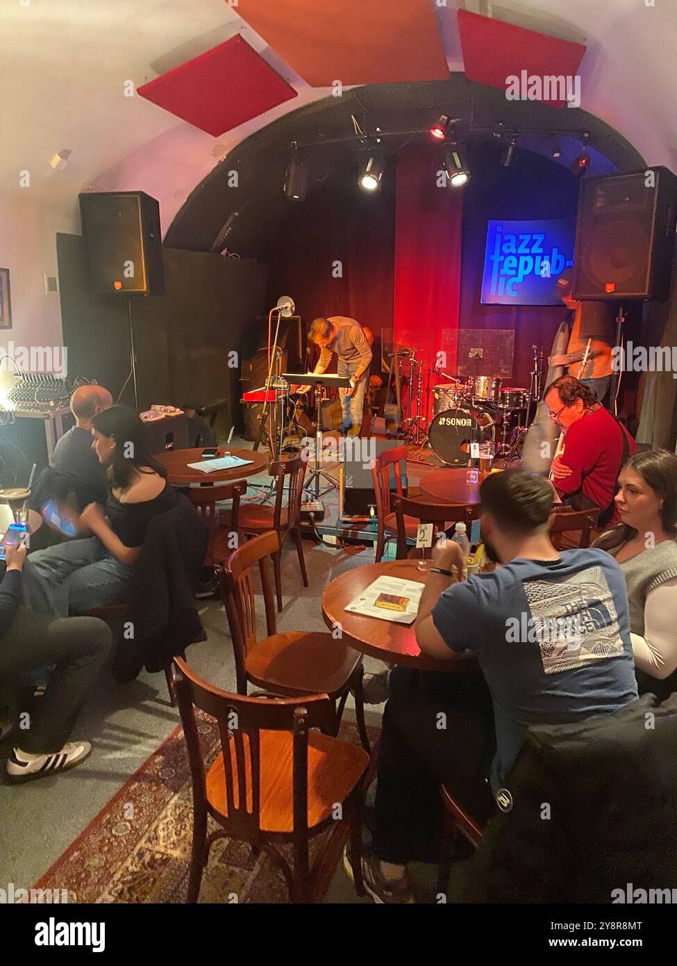 Jazz Republic Jazz Club Interior, Publikum erwartet die Jazzmusiker zu Beginn des Auftritts, Prag, Tschechische Republik, 2024 - Smartphone-aufgenommenes Stockfoto