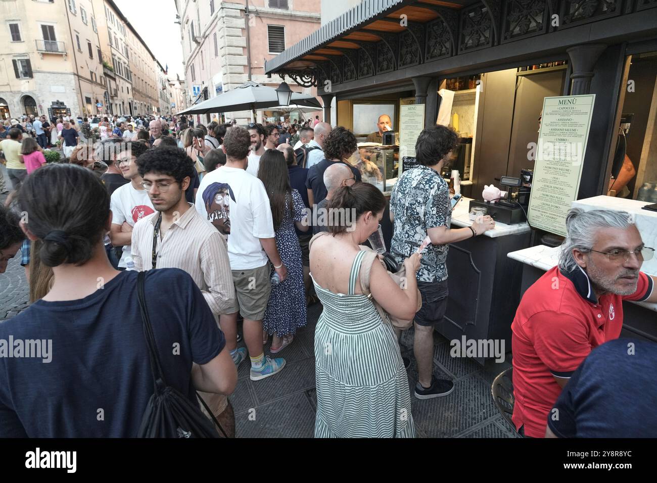 Die Antica Salumeria Granieri Amato ist ein kleiner Imbissstand auf der Piazza Giacomo Matteotti in Perugia, Umbrien, Italien. Die besten Porchetta-Sandwiches. Stockfoto