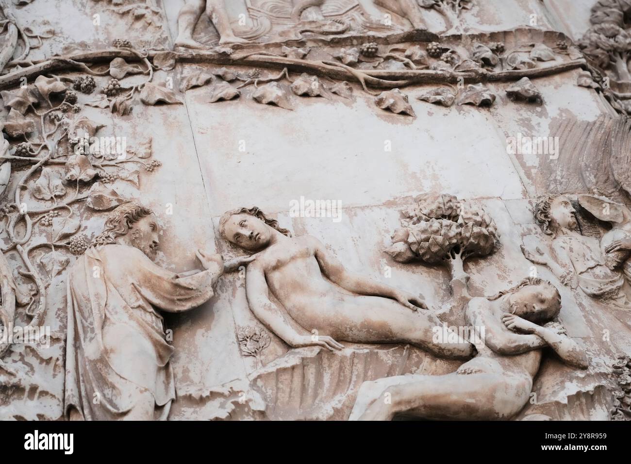 Die Kathedrale von Orvieto oder Dom ist eine große römisch-katholische Kathedrale aus dem 14. Jahrhundert, die der Himmelfahrt der Jungfrau Maria gewidmet ist Stockfoto