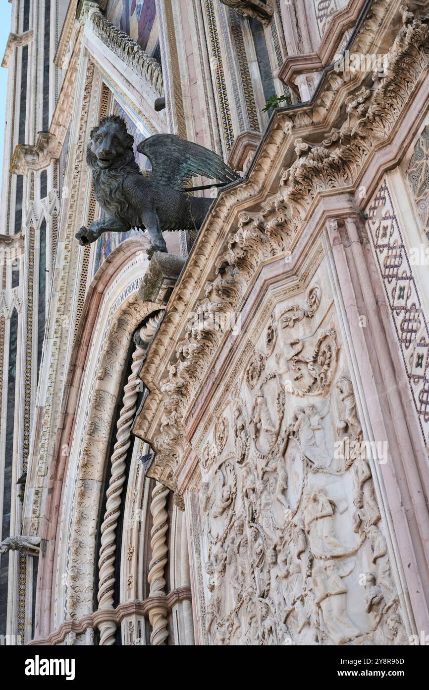 Die Kathedrale von Orvieto oder Dom ist eine große römisch-katholische Kathedrale aus dem 14. Jahrhundert, die der Himmelfahrt der Jungfrau Maria gewidmet ist Stockfoto