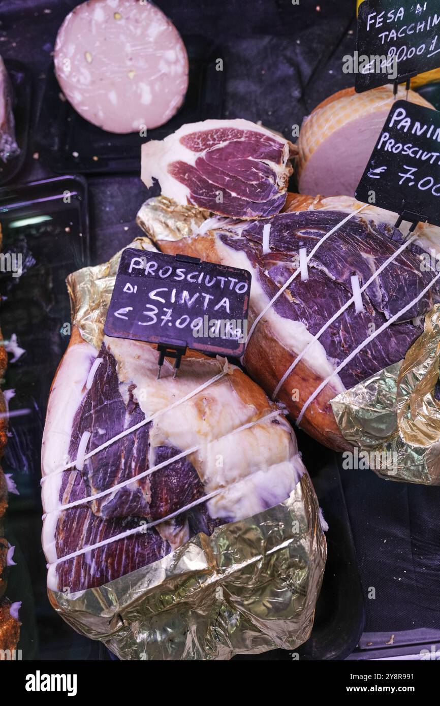 Die „Antica Bottega Roticiani“ ist ein traditioneller Metzger in Orvieto, Italien. Fantastische Porchetta-Sandwiches und andere Wurstwaren. Stockfoto