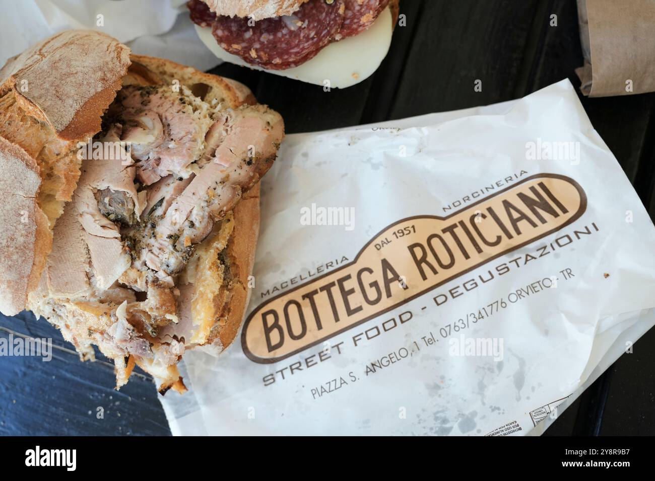 Die „Antica Bottega Roticiani“ ist ein traditioneller Metzger in Orvieto, Italien. Fantastische Porchetta-Sandwiches und andere Wurstwaren. Stockfoto