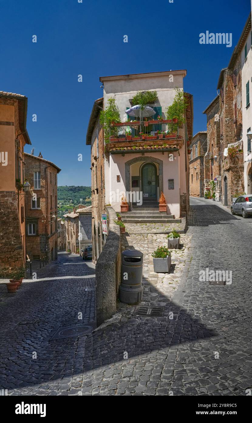 Eine Weggabel in der wunderschönen Citta di Todi oder einfach Todi, Provinz Perugia, Italien. Nehmen Sie die Hauptstraße oder die Nebenstraße, es ist alles wunderbar. Stockfoto