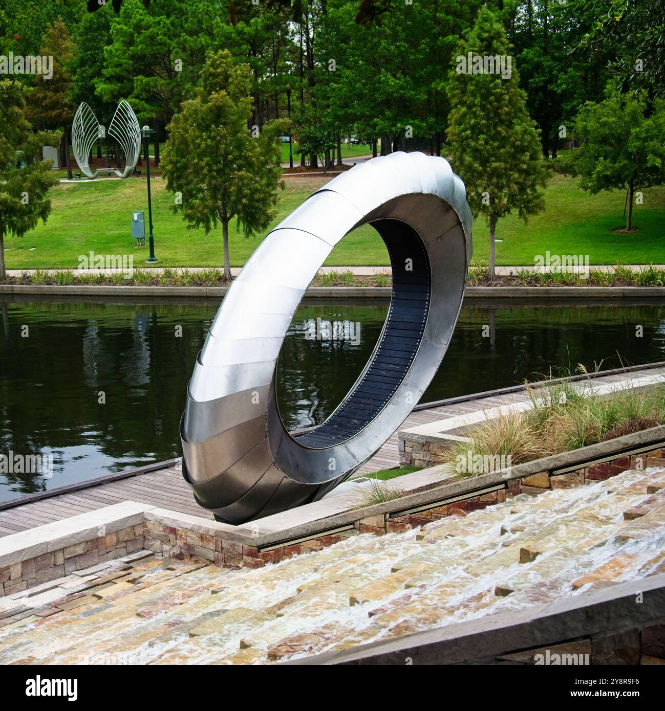 Kunstwerk in einem Park mit Wasserfall Stockfoto