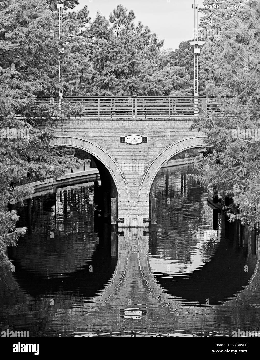 Road Crossing over Water Way mit Reflexion in The Woodlands TX Stockfoto