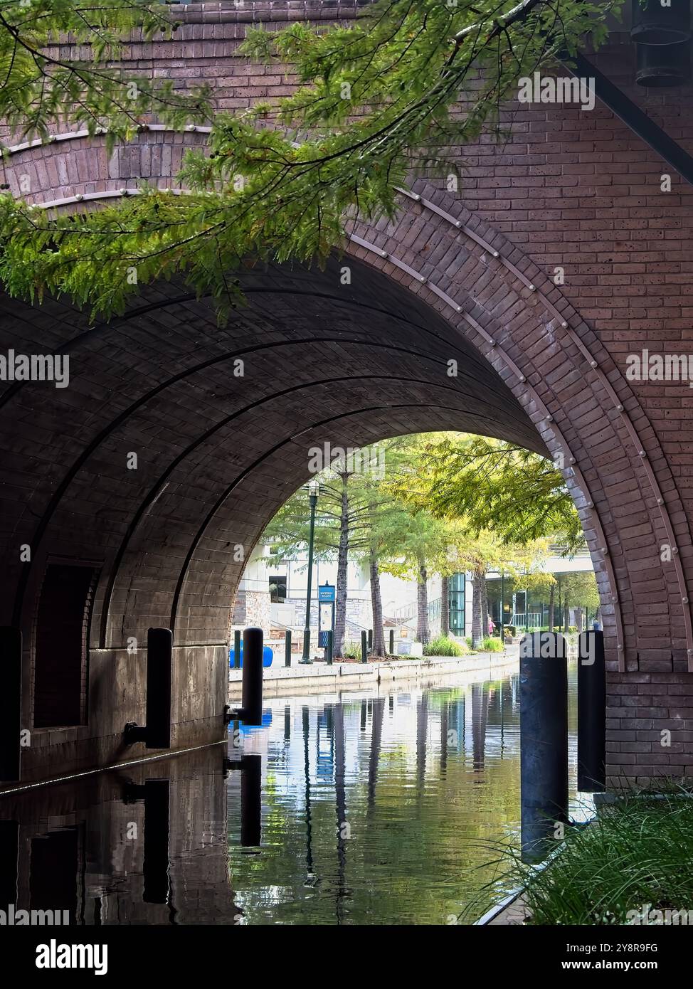 Brücke mit Gehweg und Wasser im Woodlands TX Stockfoto