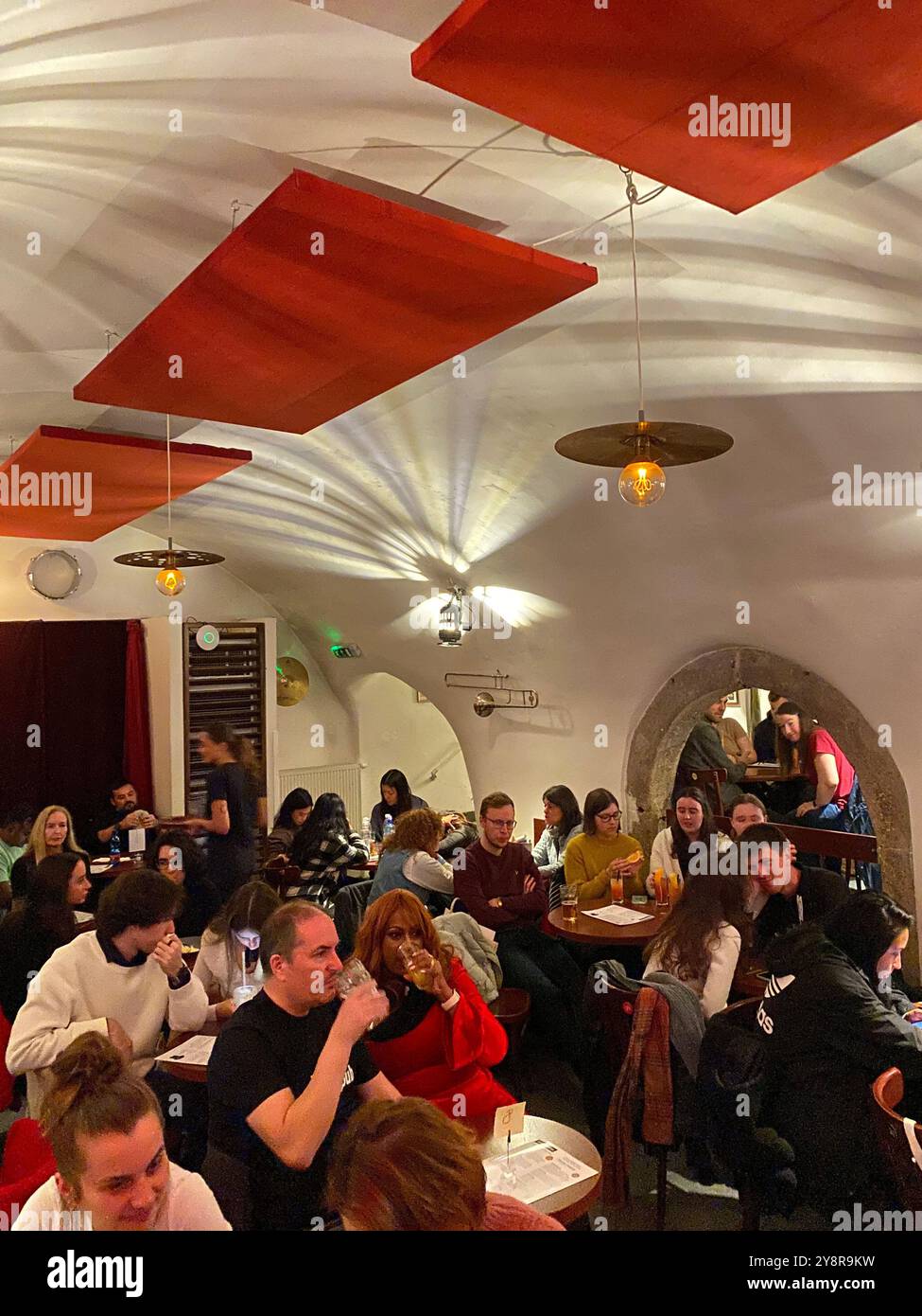 Jazz Republic Jazz Club Interior, Publikum erwartet die Jazzmusiker zu Beginn des Auftritts, Prag, Tschechische Republik, 2024 - Smartphone-aufgenommenes Stockfoto