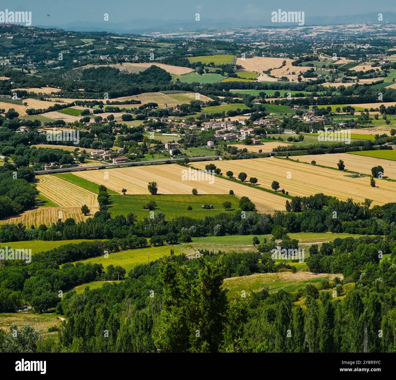 Wunderschöne Sommerlandschaften in der Nähe von Perugia, Umbrien, Italien. Zeitlose Panoramablicke. Stockfoto