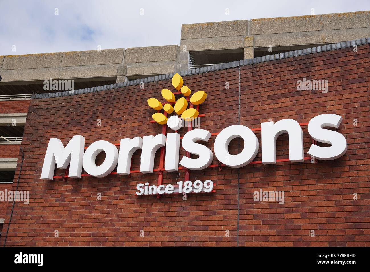 Morrisons Logo des Supermarktes in Großbritannien. Lebensmittelgeschäft Marke - 5. August 2024 Bognor Regis England Stockfoto