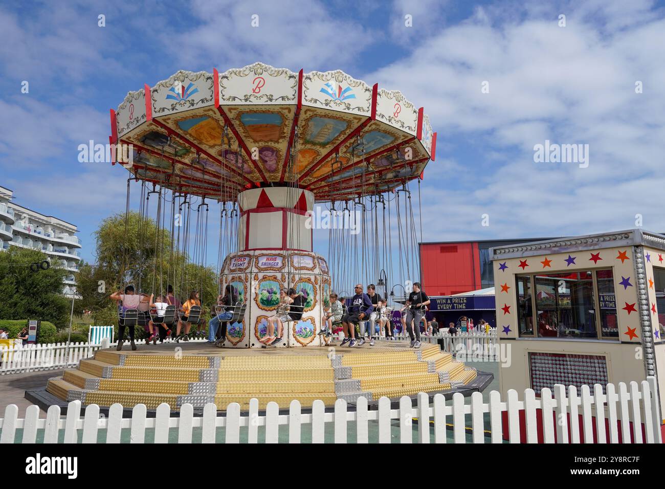 Fahrt auf dem Wave Swinger Messegelände in Butlins Resort Bognor Regis. Schaukelstuhl Vergnügungsattraktion. Bognor Regis UK 5. August 2024 Stockfoto