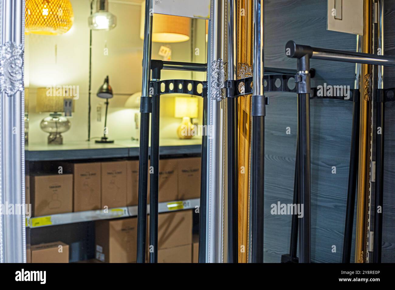 Stilvolle Baguettes verschiedener Grade im Laden Stockfoto