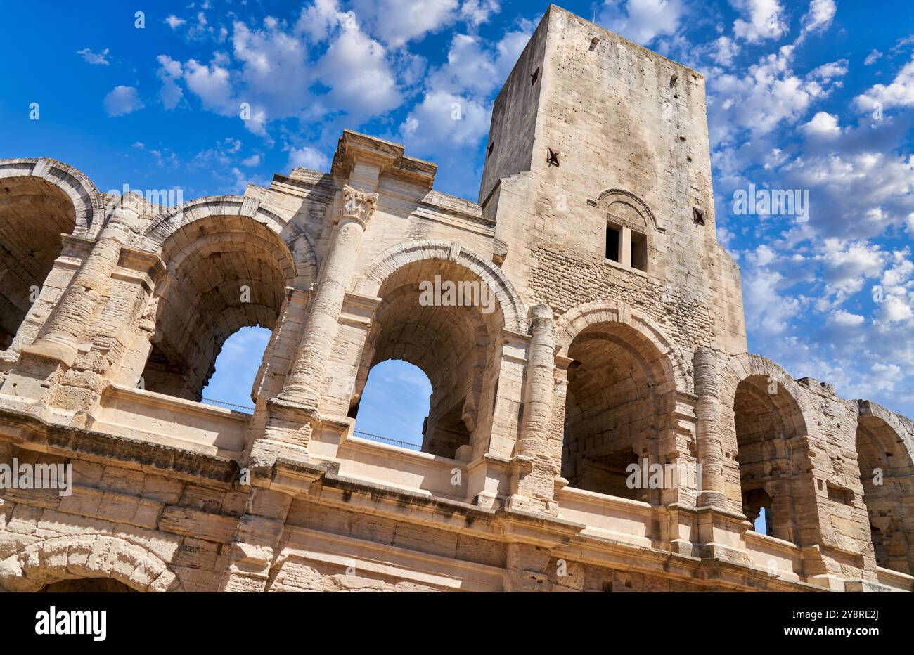 Pro des Tours Sarrasines, Arènes d'Arles, Roman Amphithéâtre, Arles, Bouches-du-Rhône, Provence-Alpes-Côte d'Azur, Frankreich, Europa. Stockfoto