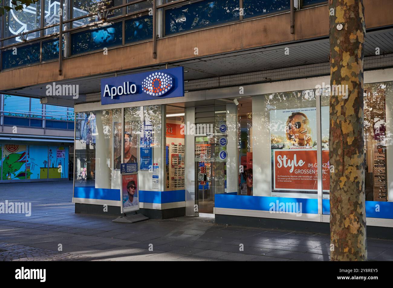 Mainz - 05. Oktober 2024: Apollo-Optik-Geschäft in Mainz. Apollo-Optik ist ein deutsches Optikunternehmen, das sich auf Einzelhandelsbrillen spezialisiert hat. Stockfoto