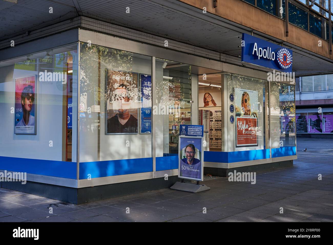 Mainz - 05. Oktober 2024: Apollo-Optik-Geschäft in Mainz. Apollo-Optik ist ein deutsches Optikunternehmen, das sich auf Einzelhandelsbrillen spezialisiert hat. Stockfoto