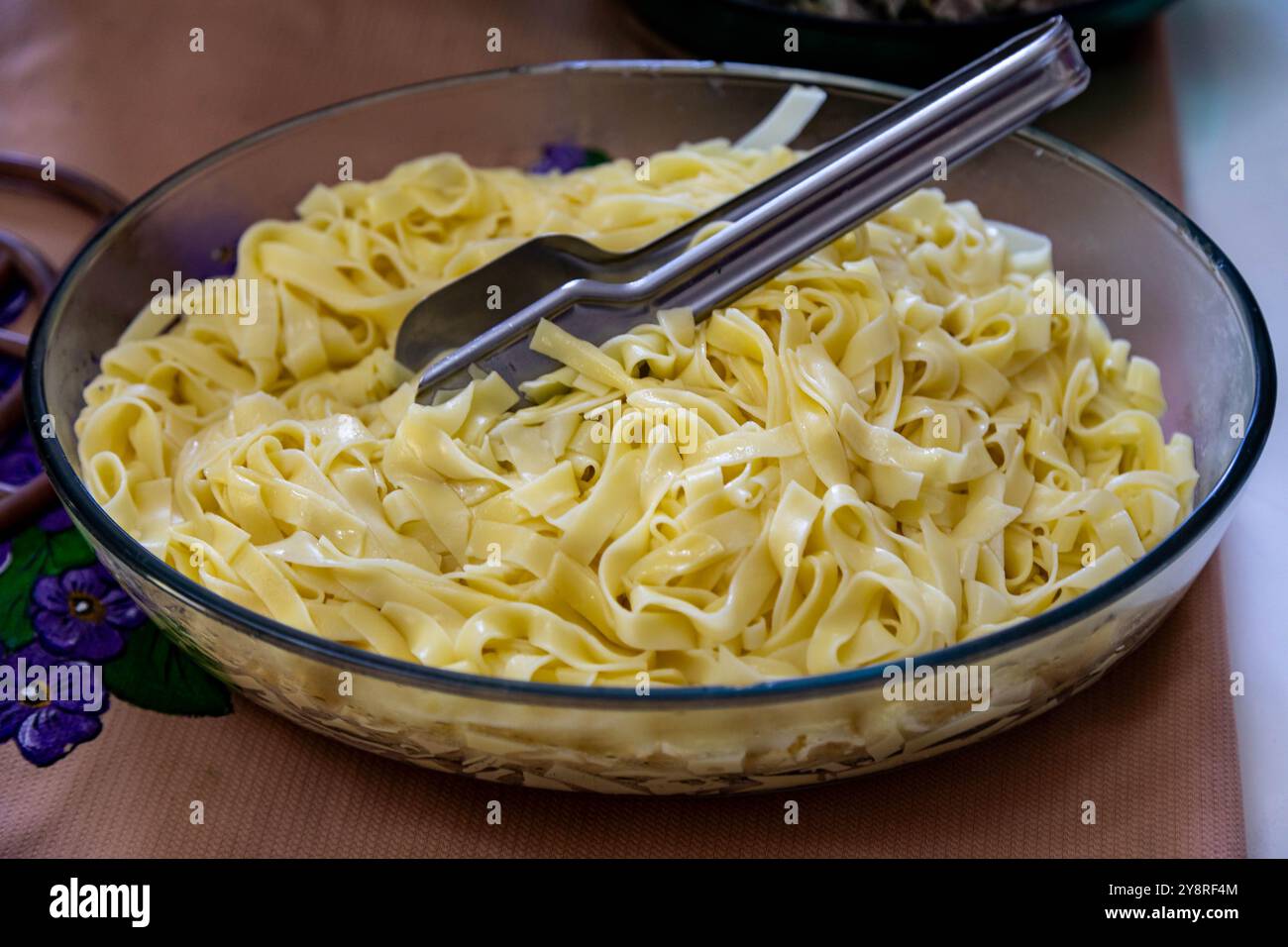 Echtes Essen, rustikales und nahrhaftes hausgemachtes Essen Stockfoto