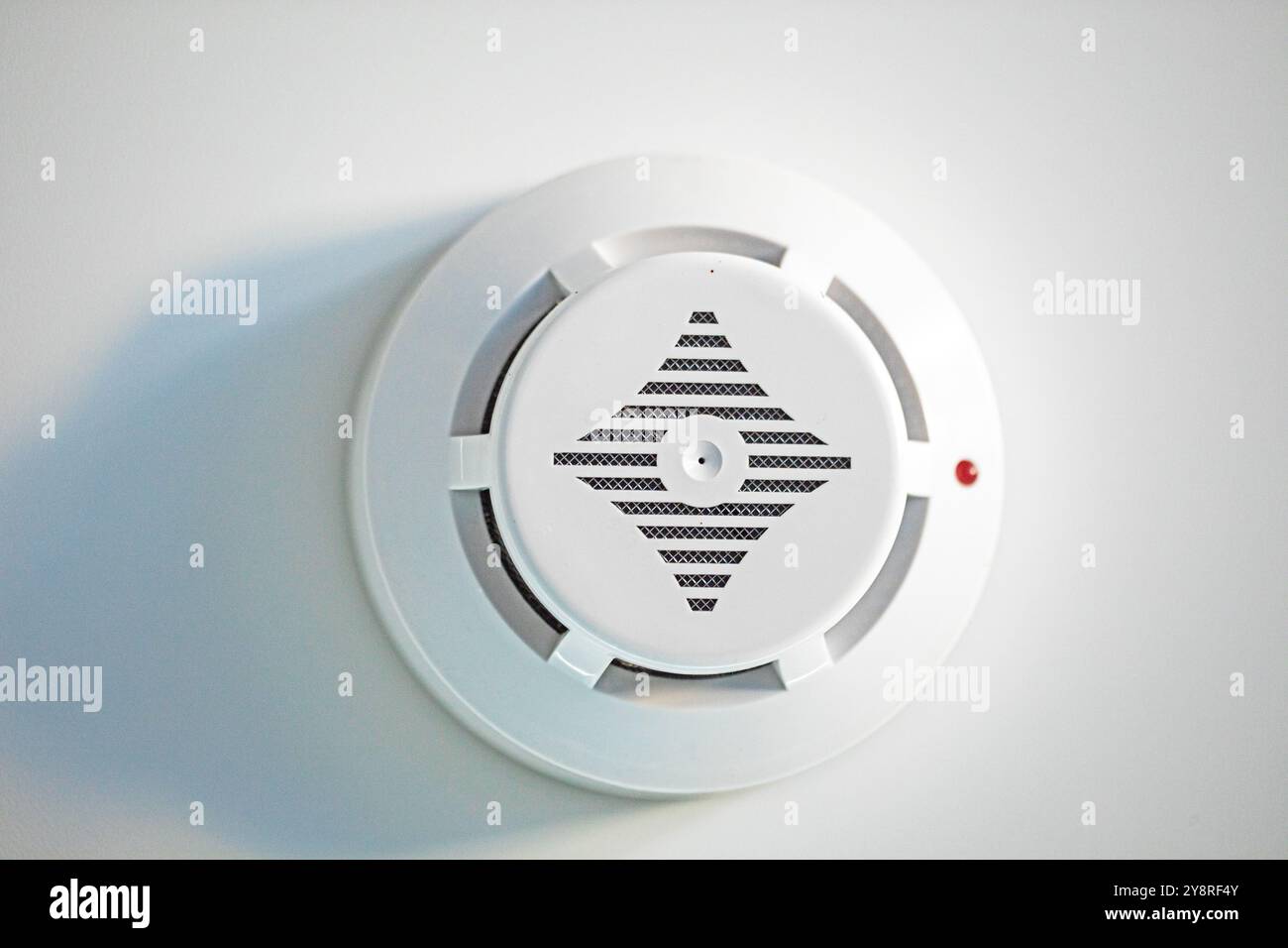 Alarm an der Decke. Sicherheit im Haus und Büro Stockfoto