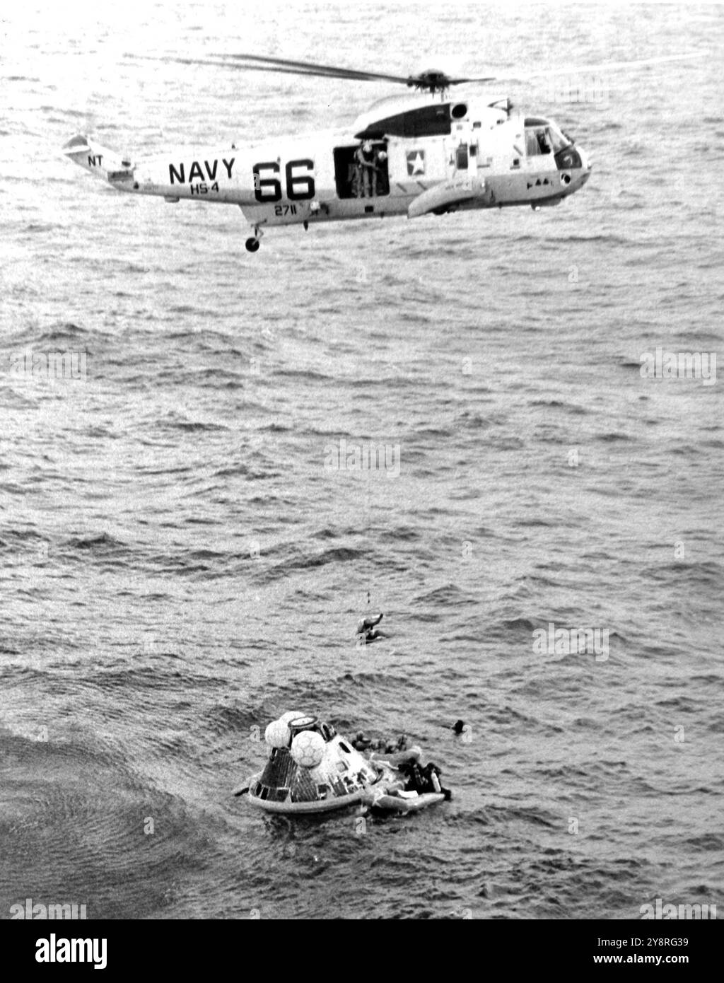 Ein Helikopter von HS-4 nimmt die Astronauten vom Apollo 11 Command Module auf, nachdem sie am 24. Juli 1969 abgespritzt wurden. Stockfoto