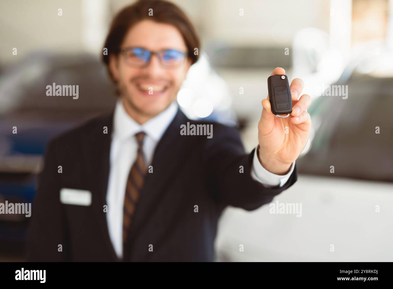 Agent, Der Den Fahrzeugschlüssel Im Mietwagenbüro Anzeigt Stockfoto