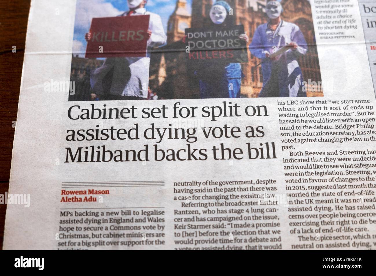 Labour 'Cabinet Set for Split on Assisted Dying Vote as Miliband Backs the Bill' Guardian Zeitung Schlagzeile Commons artikel 5 Oktober 2024 London UK Stockfoto